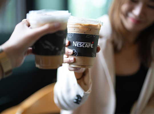 ถ่ายรูปแก้วกาแฟคู่มีคนในภาพ สร้างประสบการณ์ความฟิน