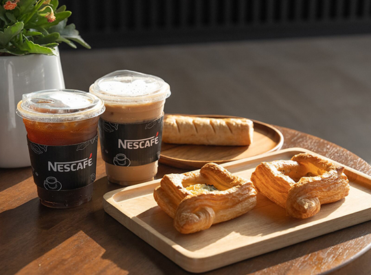 ถ่ายรูปแก้วกาแฟคู่พร็อพ เพิ่มความน่าสนใจ