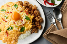 ข้าวราดไข่ข้นลาวาพริกเผาไก่กรอบ
