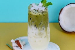 มัจฉะลาเต้มะพร้าว (Coconut Matcha latte)