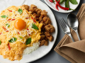 ข้าวราดไข่ข้นลาวาพริกเผาไก่กรอบ