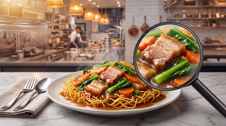 แว่นขยายหมูชิ้นในผัดซีอิ๊วราดเส้นเล็กกรอบ